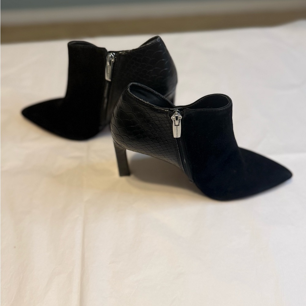 Vince Camuto Black Ankle 4” Booties EUC - Picture 3 of 8